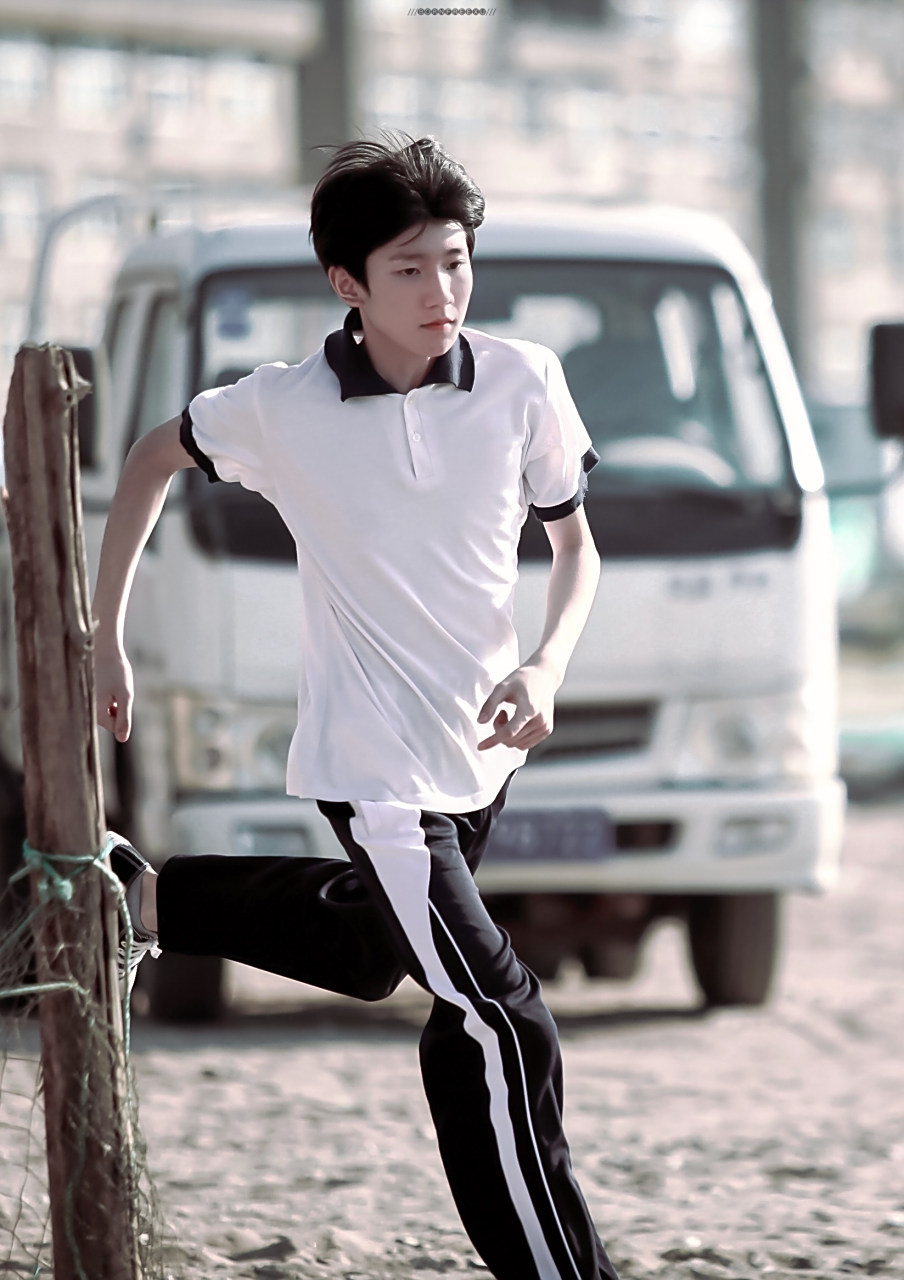 王源# 【王源 校服】 卸下华服 换上普通的校服 也会是校园中最靓丽