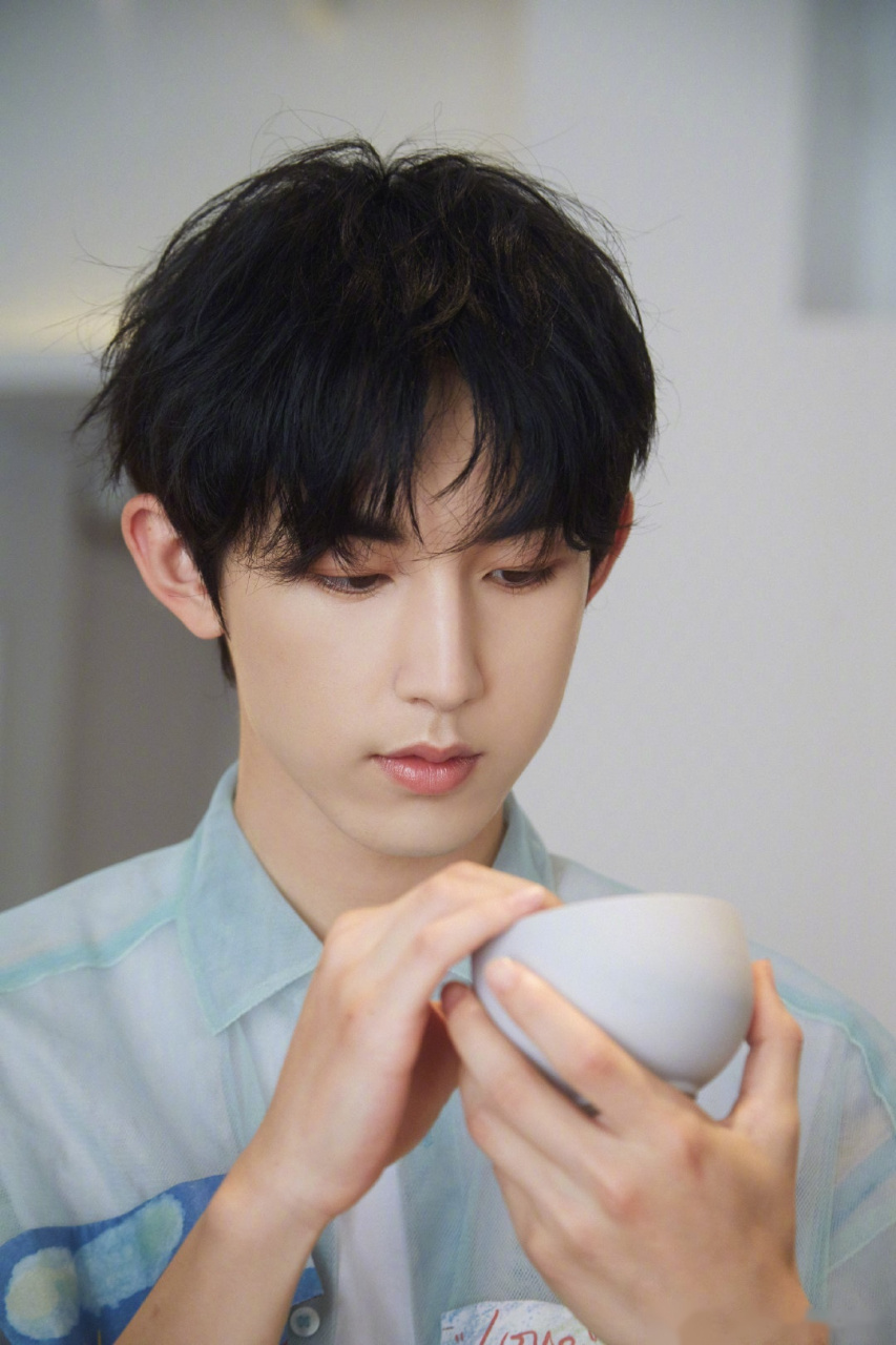 郭俊辰 海街夏日风写真曝光,清新自然尽显少年青春气息,素色穿搭风格