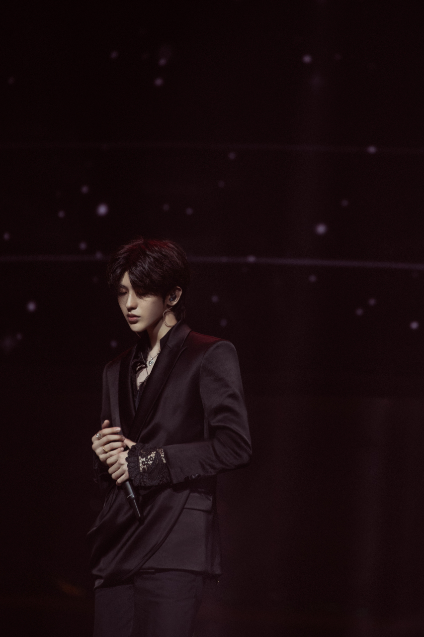 好久不见的蓝玫瑰,久违了的《情人》舞台,璀璨今晚的蔡徐坤最佳男歌手