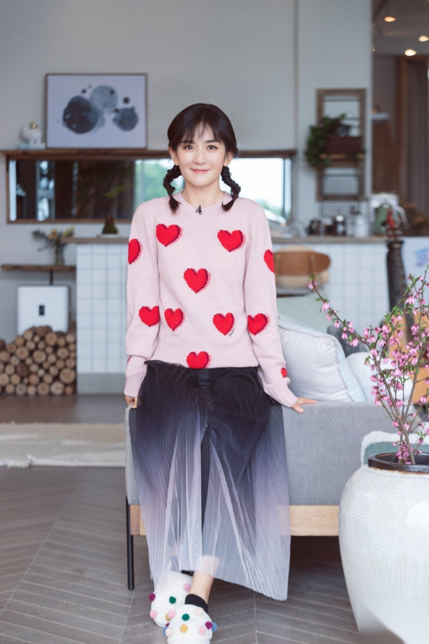 谢娜双麻花辫造型,小清新.