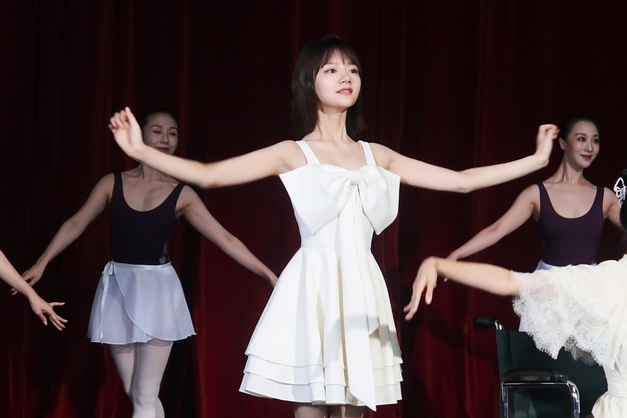 任敏#演员请就位# 一组新鲜的@任敏 敏敏子舞蹈花絮图送给大家,翩跹而