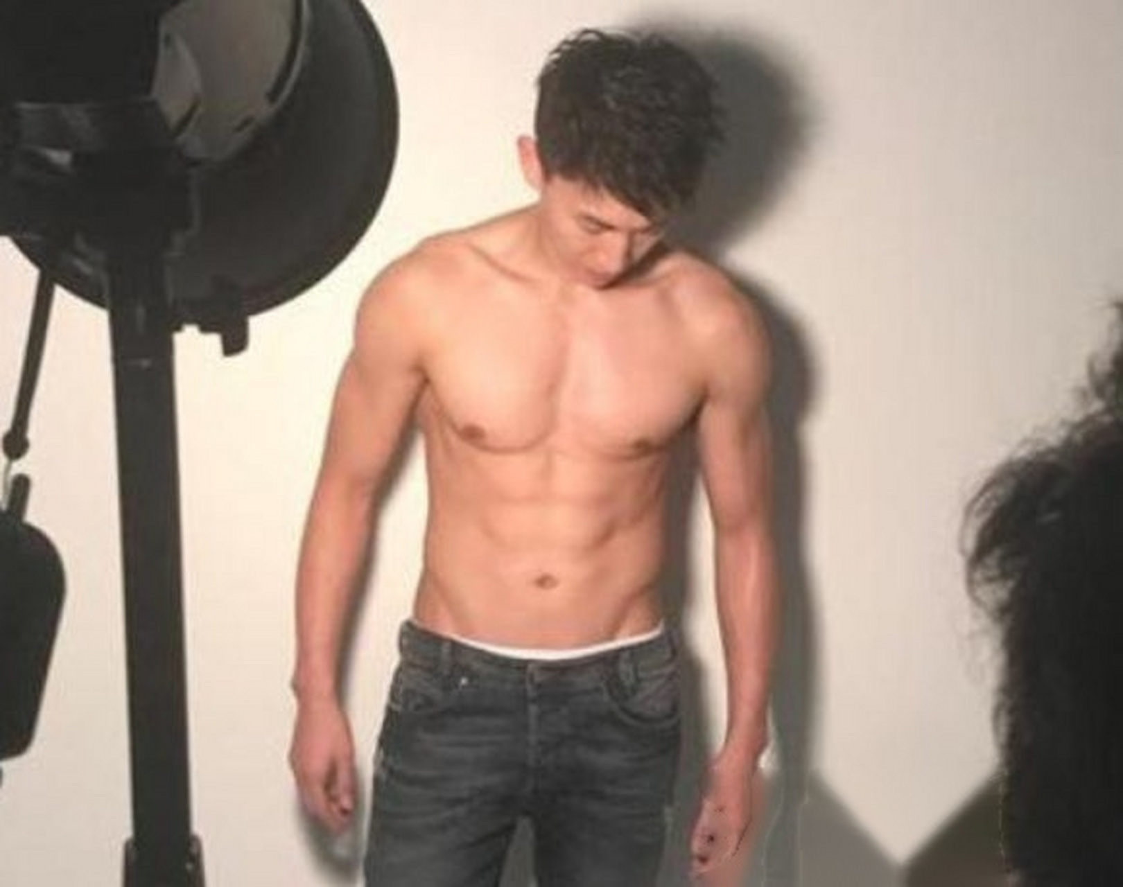 来看看刘晓宇,郭艾伦,阿联和周琦的腹肌 别再说我周琦没力量了,也是有