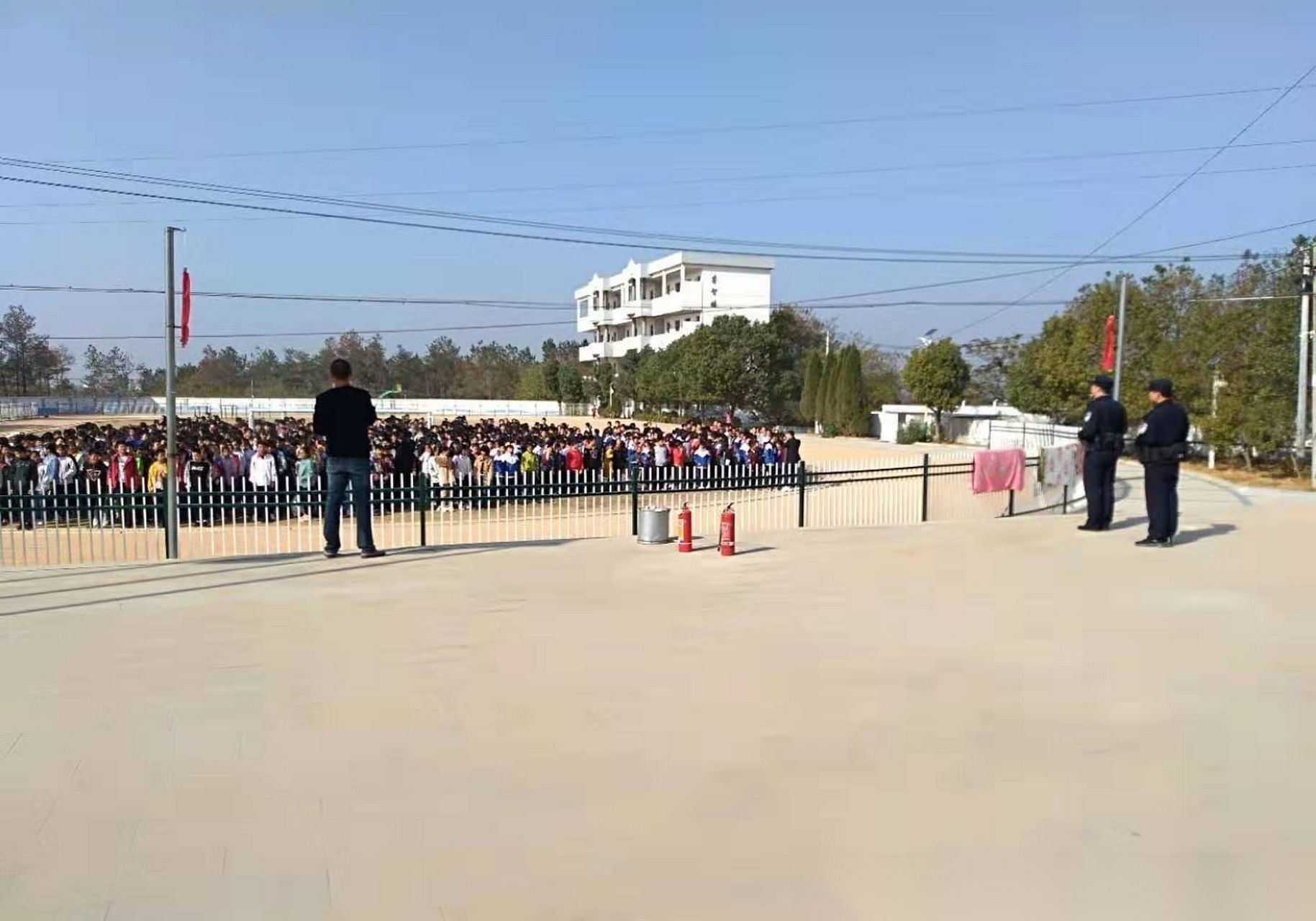 宿松公安局河塌派出所民警来到河塌中学,组织学生们进行消防演练