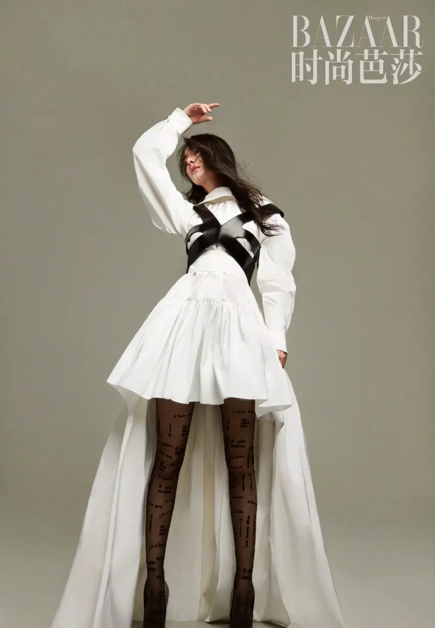 杨幂《时尚芭莎》封面造型分享,她真的很会利用双手摆pose!
