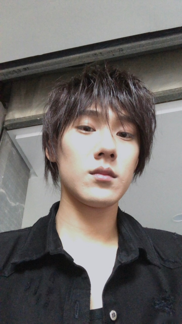 杀马特组织葬爱家族了解一下.