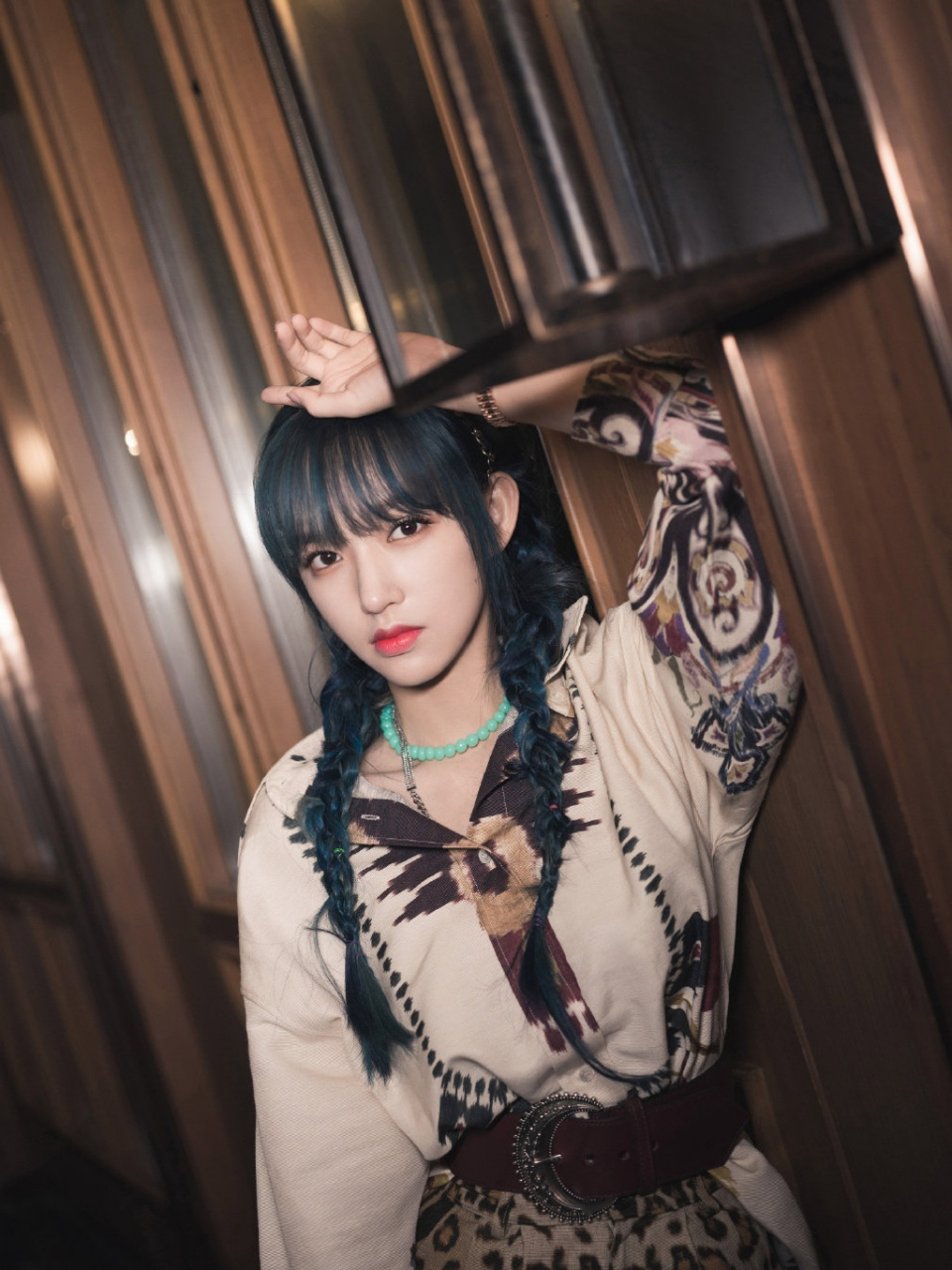 程潇身着民族风刺绣裙子搭配蓝发双麻花辫又甜又酷