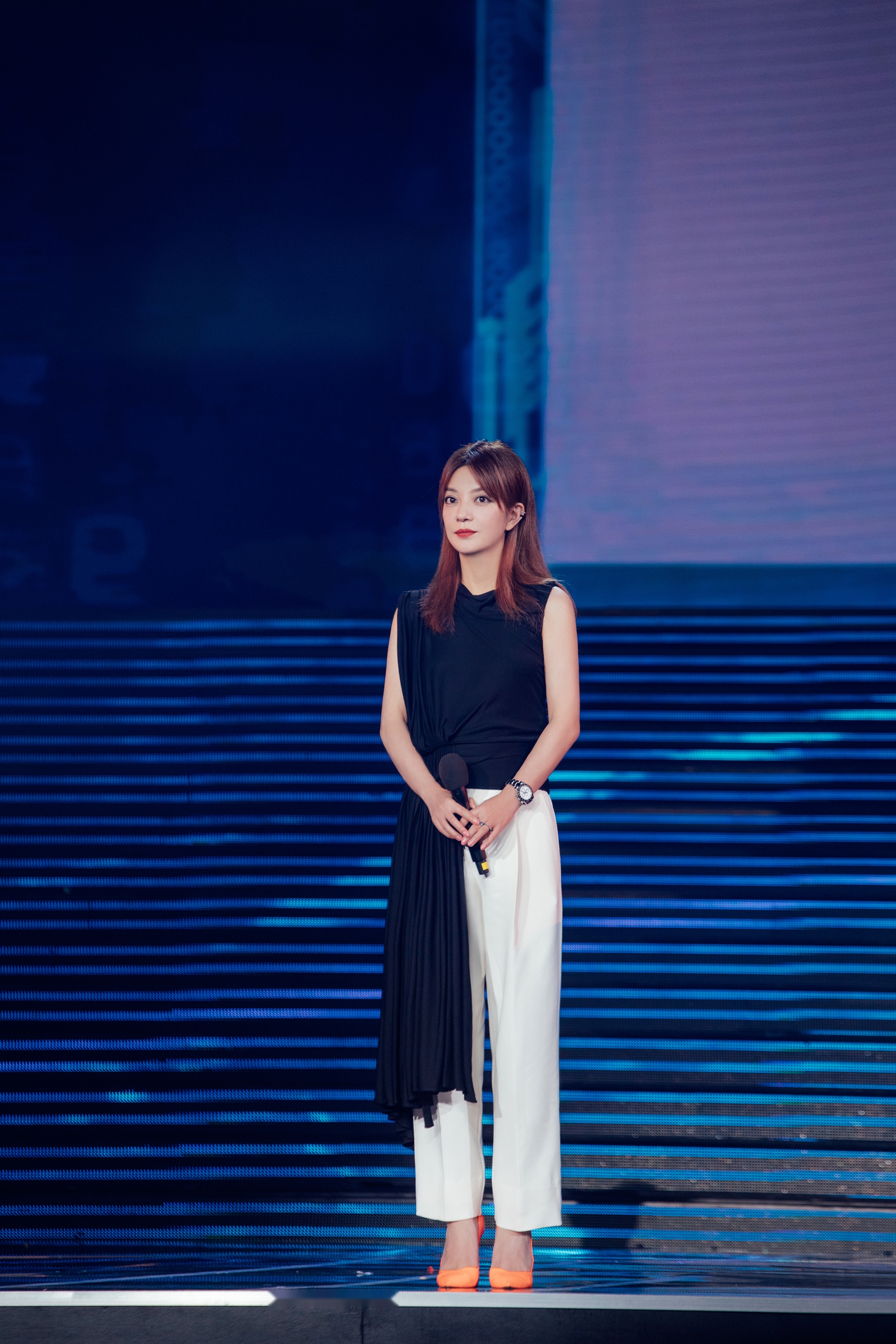 赵薇亮相丝绸之路国际电影节,颁发金丝路传媒荣誉年度最受关注女演员