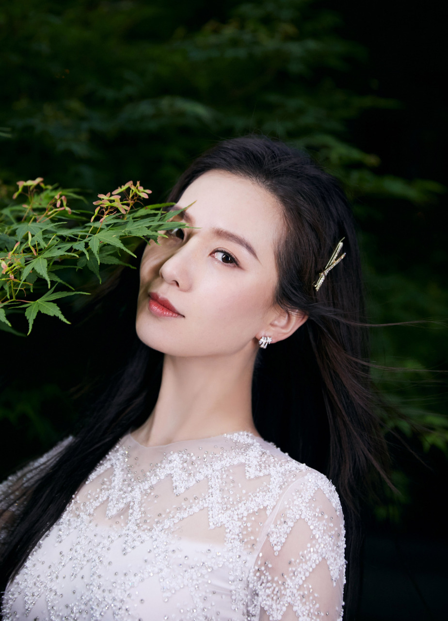 刘诗诗# 清新温婉,翩翩怡然,青葱惬意,光影之中描绘灵动唯美瞬间.