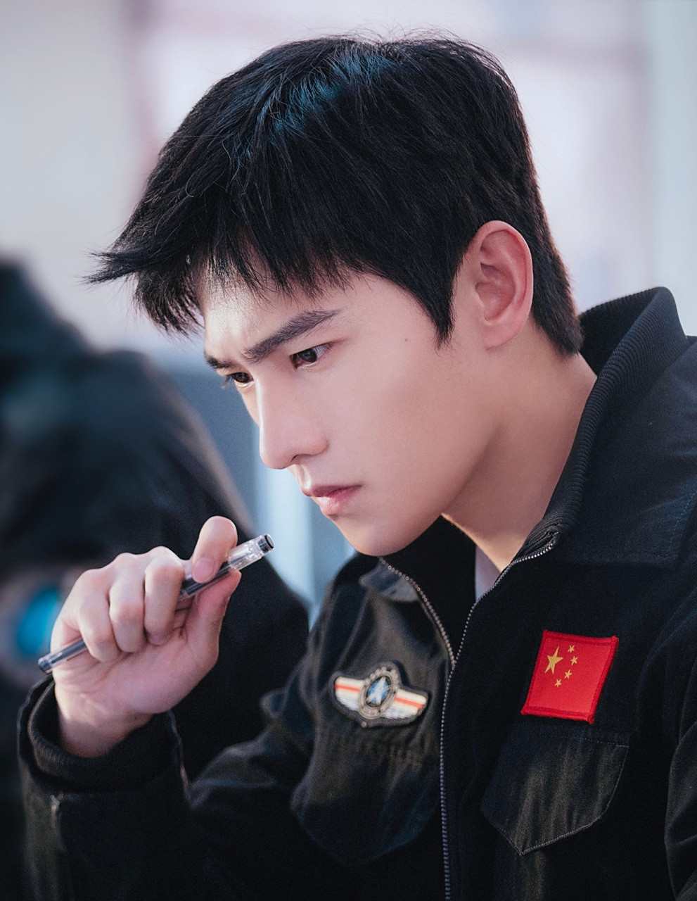 02《你是我的荣耀》发布杨洋最新工装造型剧照,航天科学家于途专注