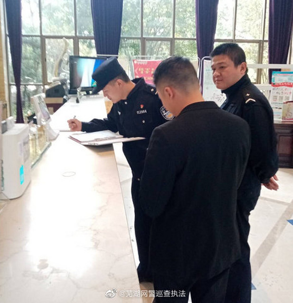 【南陵网安联合派出所开展网站备案工作】 为加强本地互联网网站管理