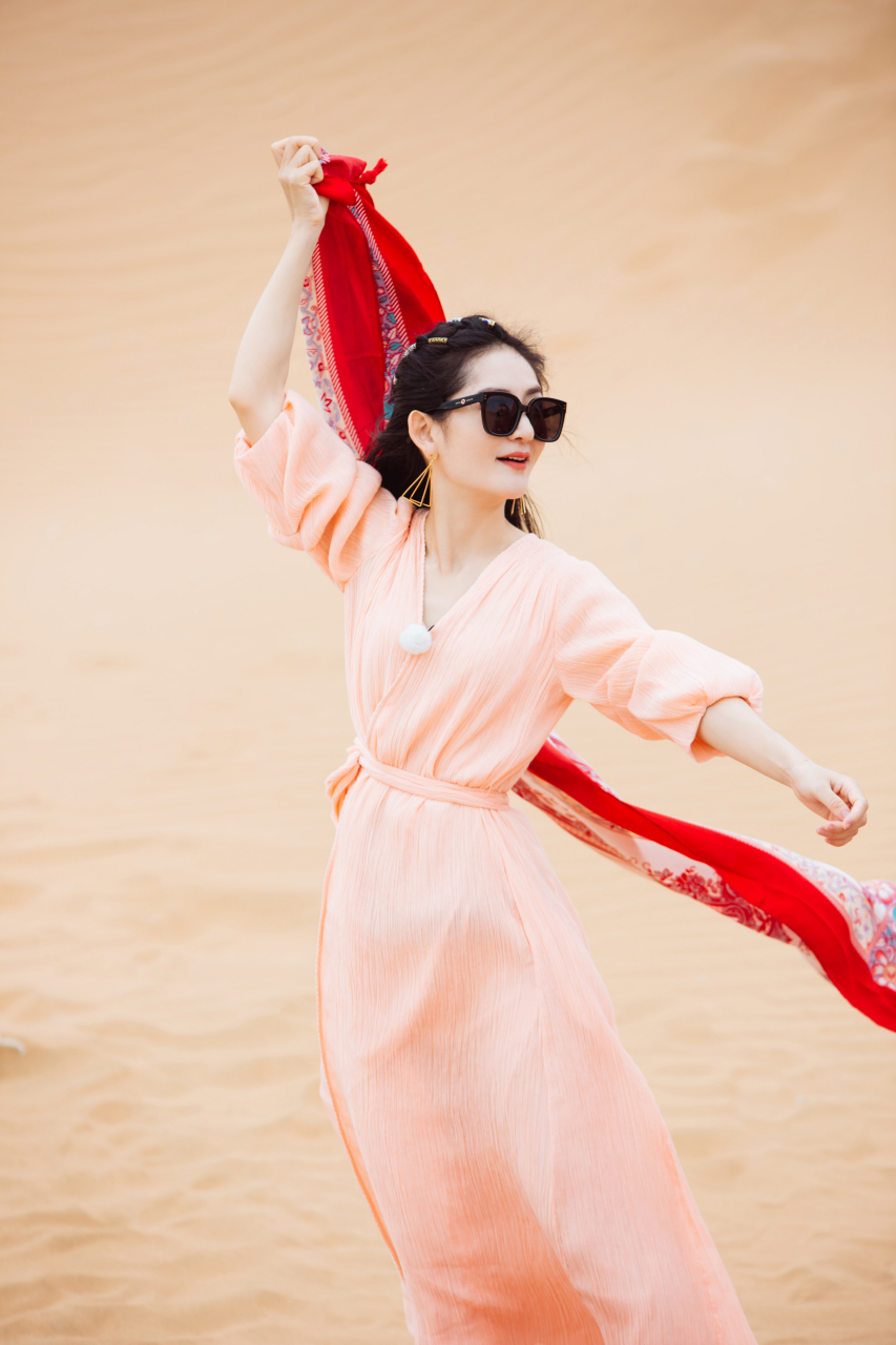谢娜妻子的浪漫旅行 又一波美图掉落,娜团长@谢娜 的沙漠之行已经