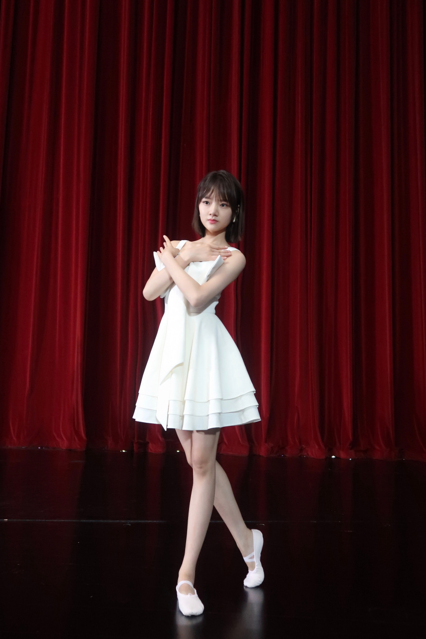 任敏#演员请就位# 一组新鲜的@任敏 敏敏子舞蹈花絮图送给大家,翩跹而