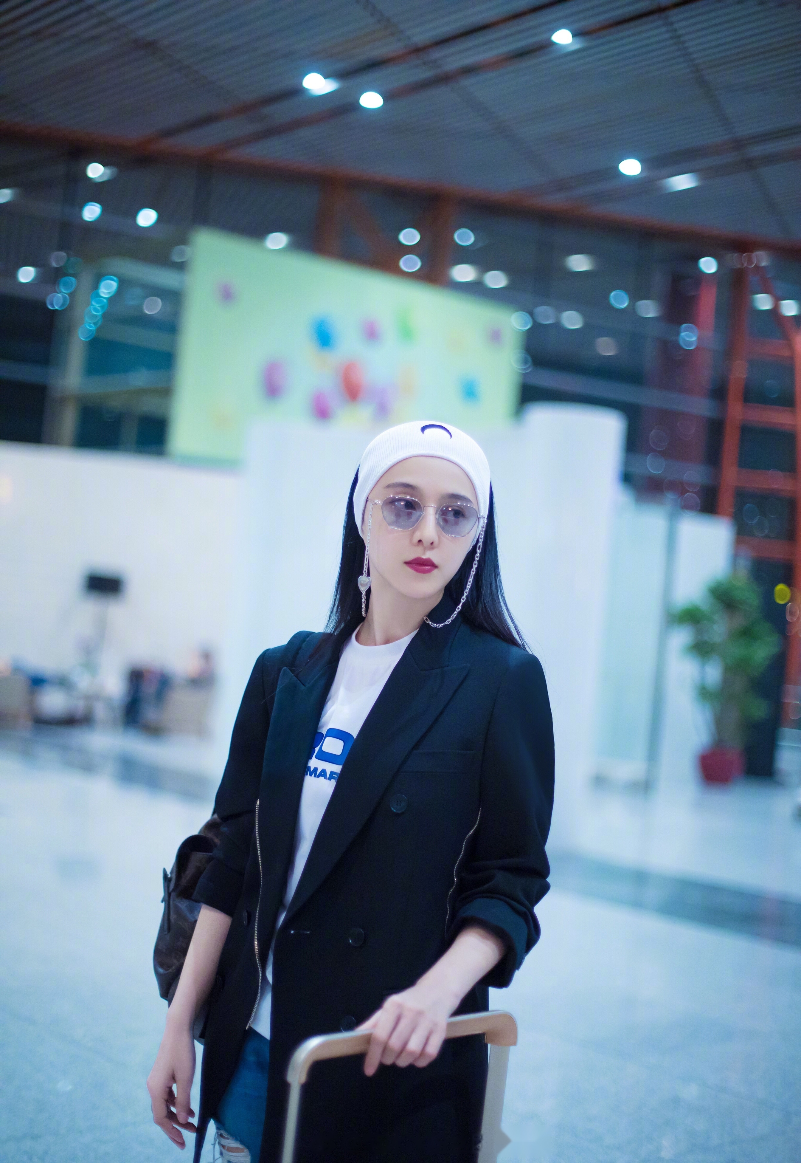 今日凌晨两点,中国女艺人范冰冰 抵达法国尼斯机场,身着一袭黑衣搭配