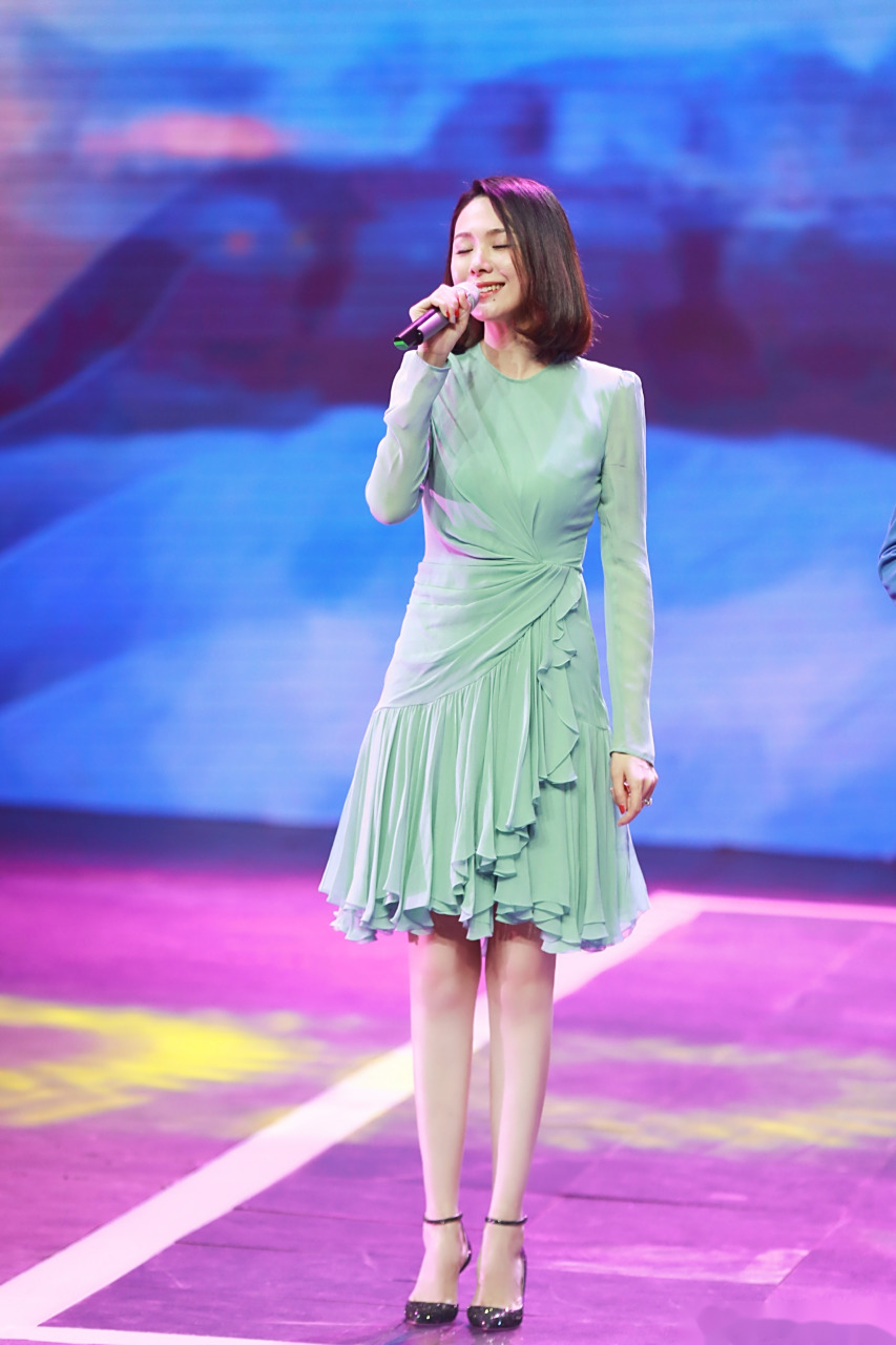 一情深就闭上眼……[捂脸][捂脸][捂脸] 但是郭晓东老师在台上好帅啊