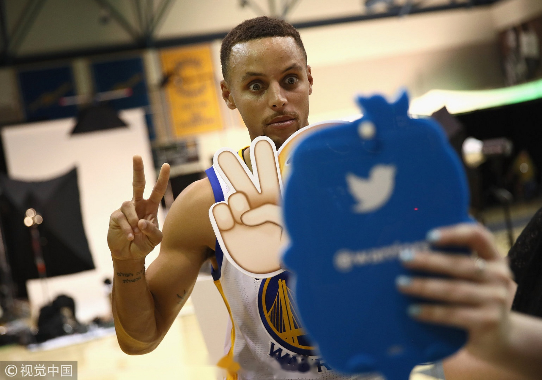 据勇士记者报道,库里近期佩戴了隐形眼镜比赛.