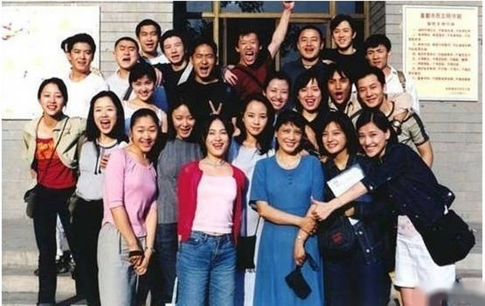 北电96级聚会照:天边的晚霞看上去和故乡的一样鲜艳,但却没有了从前的