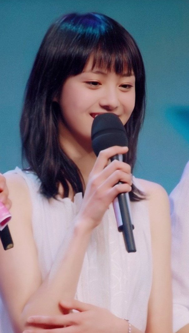 灵动的杏眼和一张小圆脸,美得浑然天成.整个人也是充满灵气,元气可爱.