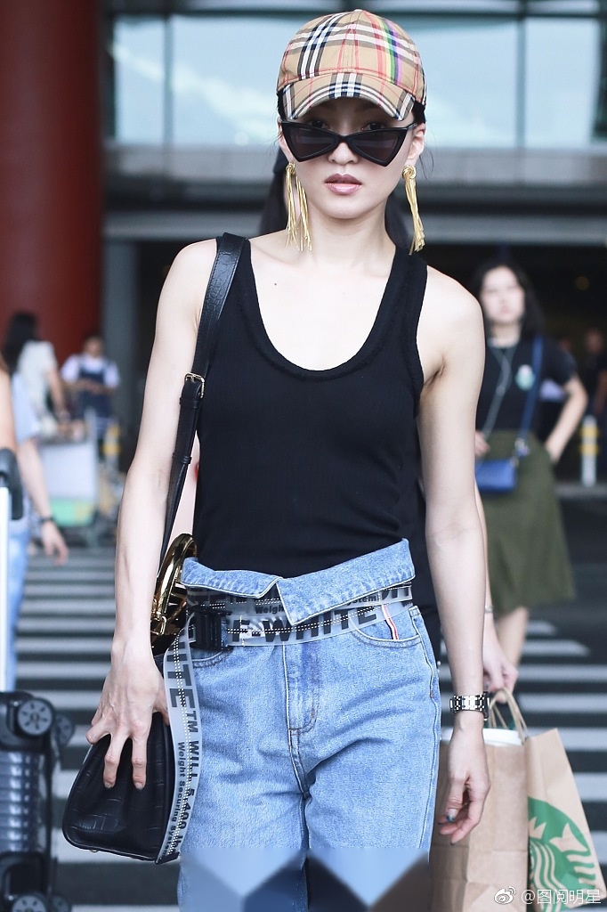 张韶涵亮相北京机场,身穿黑色无袖背心搭配高腰牛仔裤,身材纤细零赘肉