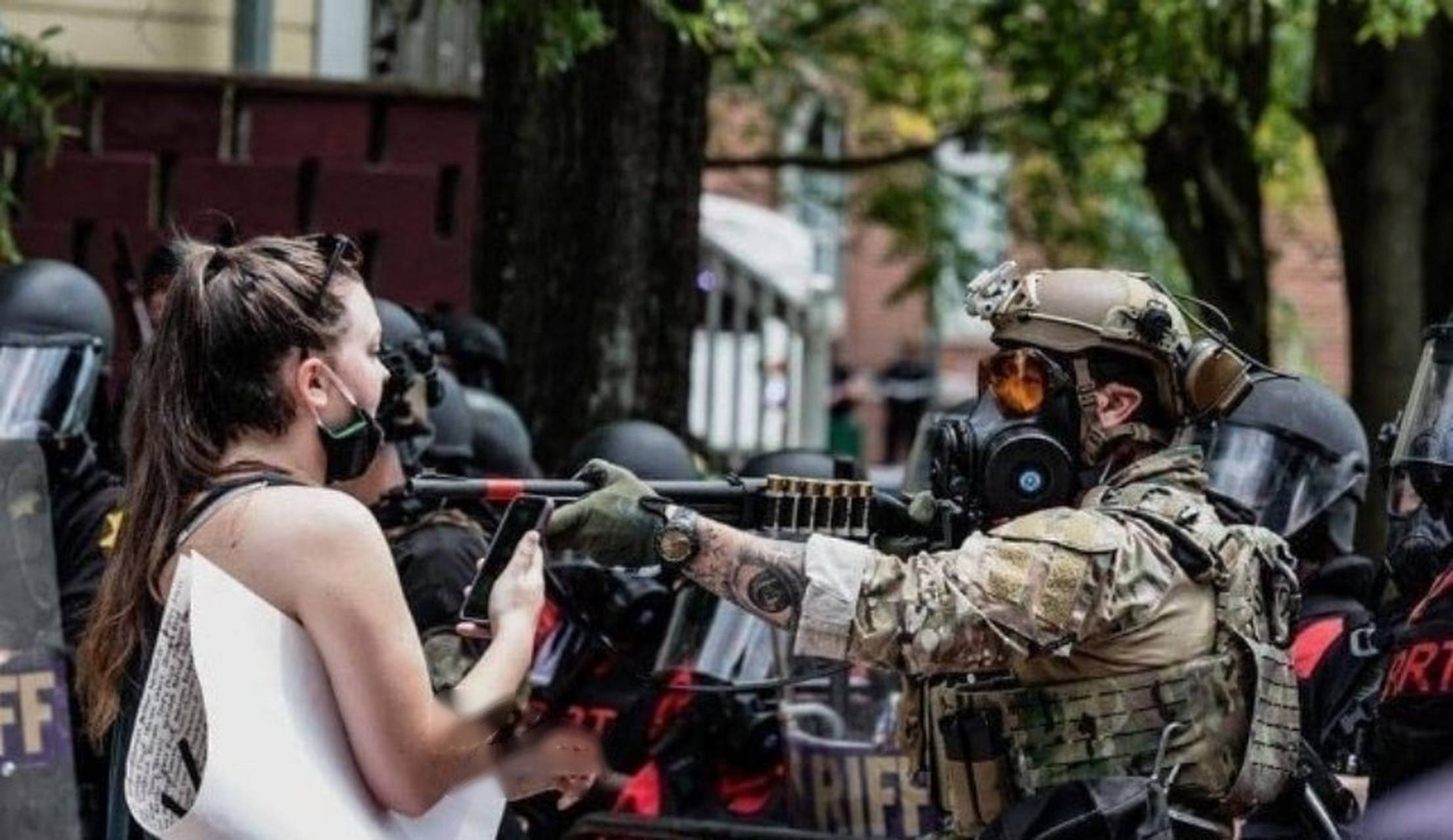 枪口对准人民[费解]