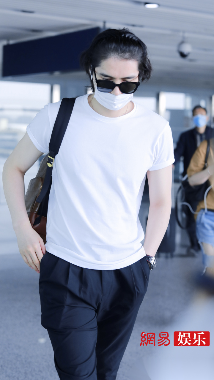 阿云嘎# 北京降落 微卷发小揪揪 清爽白t 帅气有型,靓仔出街!