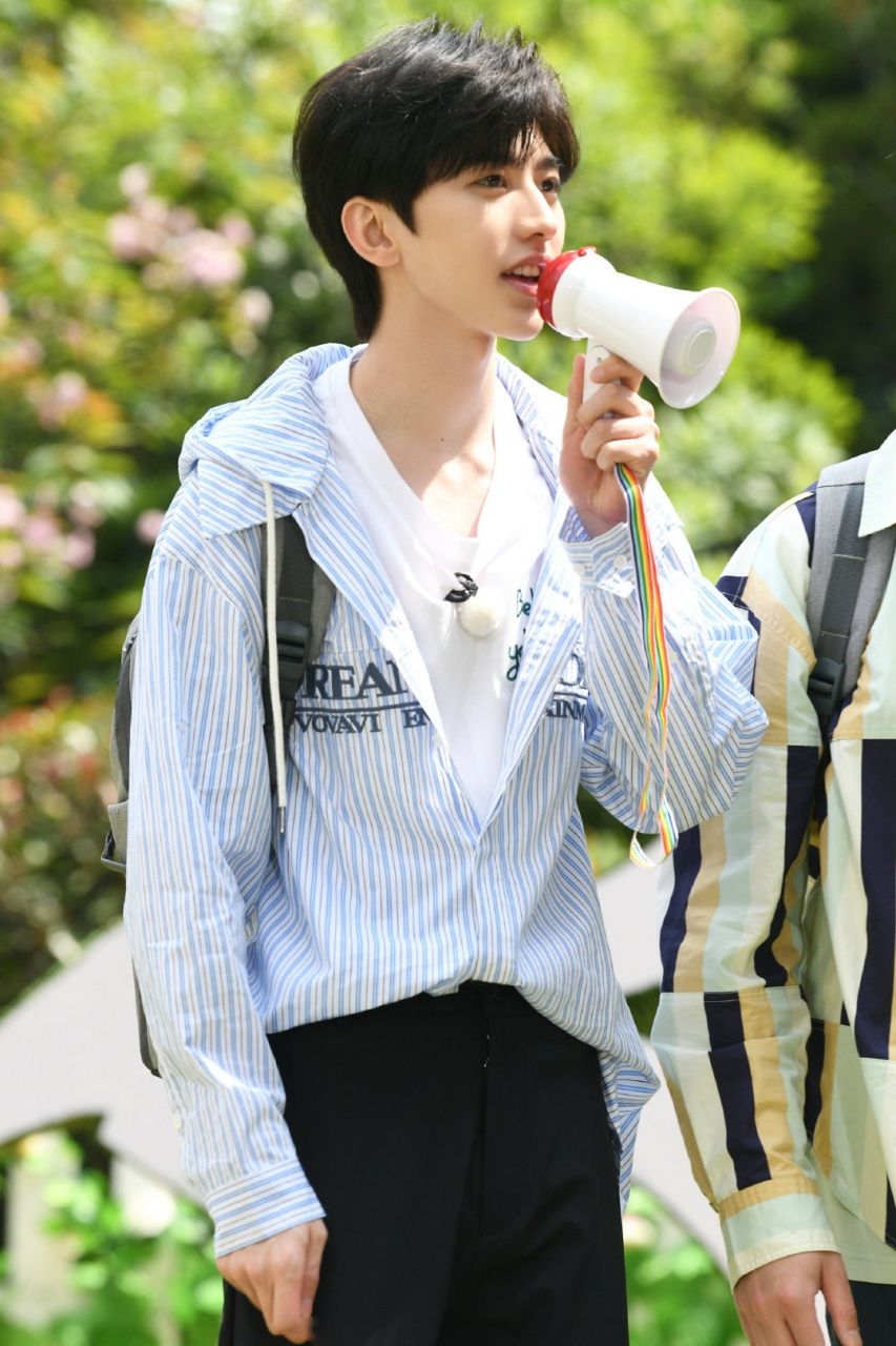 其实比起撕名牌赢没赢,我更想知道蔡小葵挑战的黑衣人这个游戏他赢了