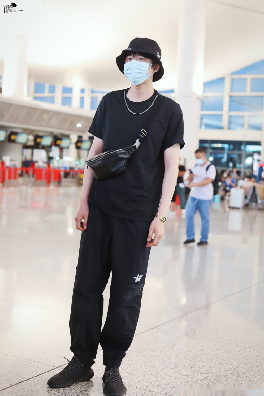 摩登兄弟刘宇宁杭州机场出发饭拍～ 宁哥这傲人大长腿也是没谁了!
