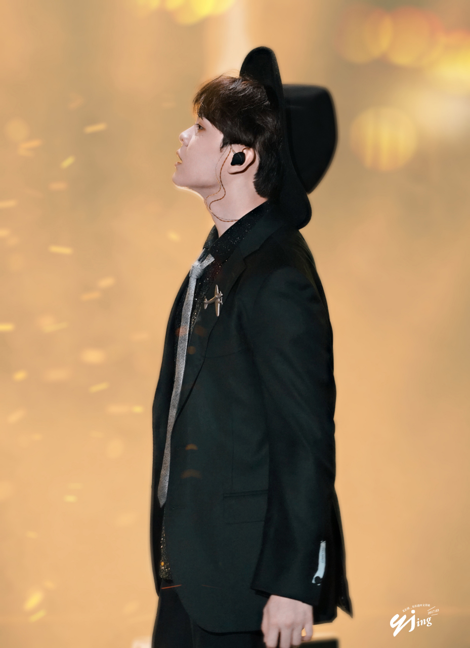 *图片*200425尤长靖  手指勾画你的侧脸 在你定格的每个瞬间 开合的唇