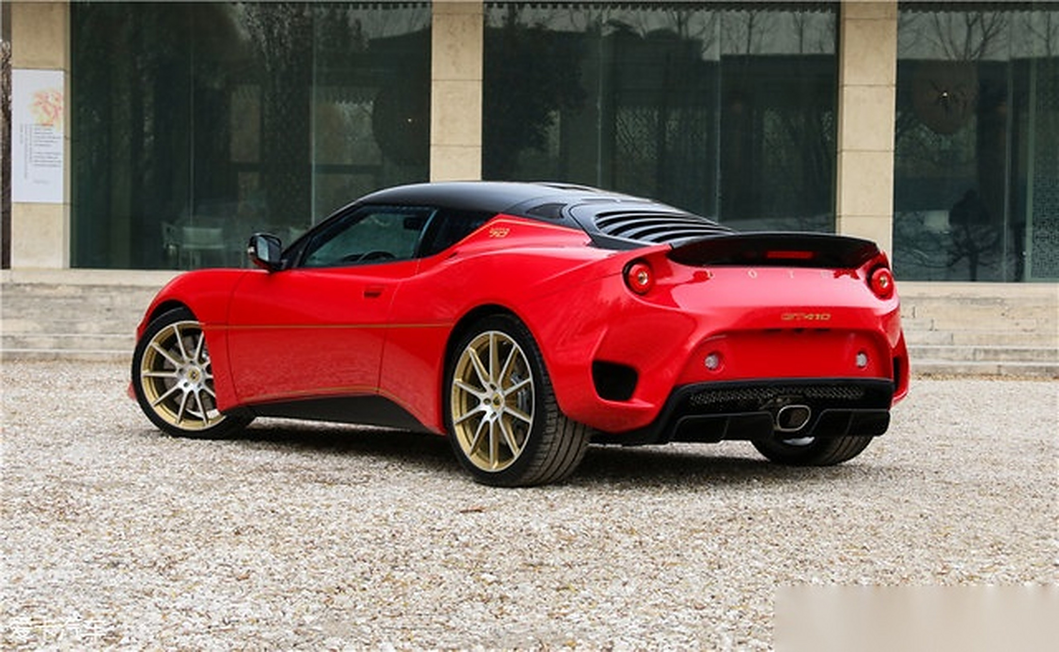 创始人柯林·查普曼先生拿着电钻和铁锤改装了第一辆赛车(路特斯mark