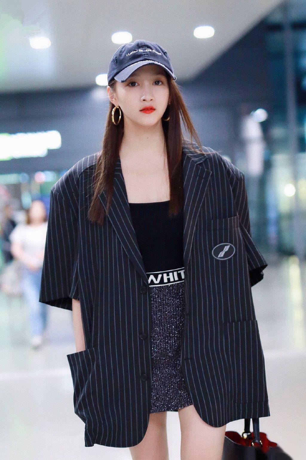 2019年8月13日,关晓彤现身上海机场,当天她身穿黑色条纹宽松西装内搭