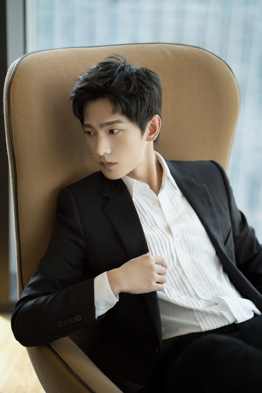 杨洋元气满满的哥哥# 【羊毛每日告白墙·day 935】  清风推开云雾