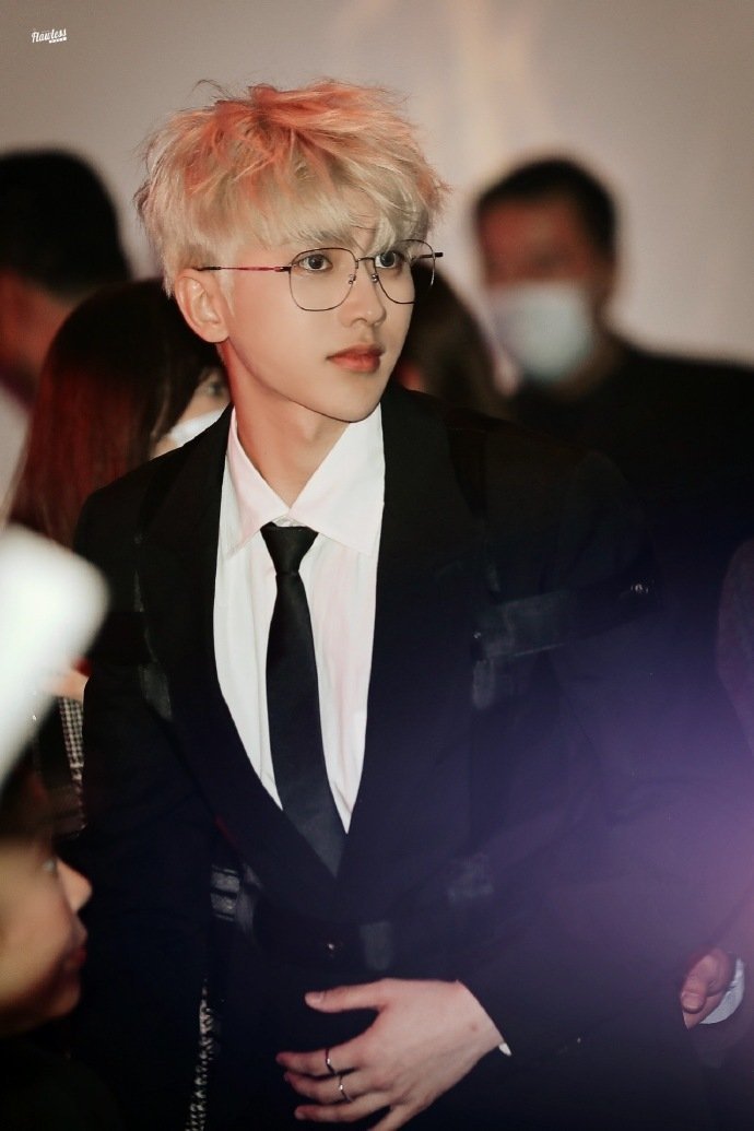 蔡徐坤gq盛典内场图 坤坤不要在用脸鲨人了~ @蔡徐坤