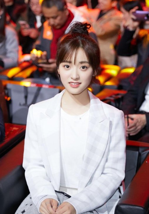 沈月妹妹这一身穿搭真好看, 越来越期待她的穿搭咯