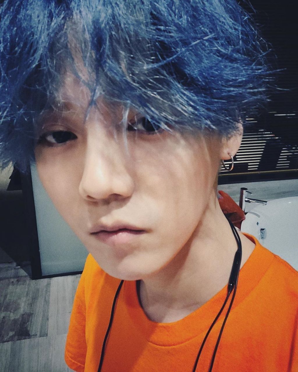 鹿晗ins更新,看来鹿鹿子是真的很喜欢这个发色了,蓝发正脸自拍蓝钻,太