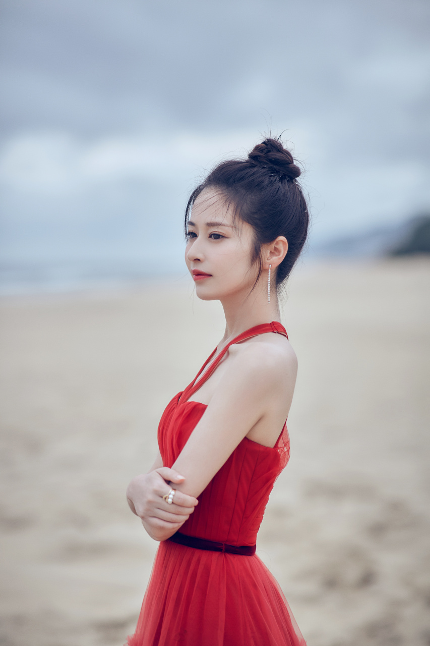 颖儿@颖儿红裙沙滩,轻柔漫步,翩然而至.