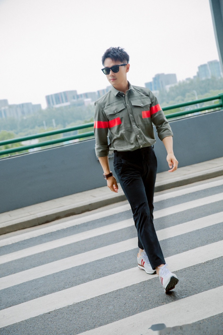 天艺之星   曹骏         现身机场   解锁最in穿搭 用脚步丈量时光