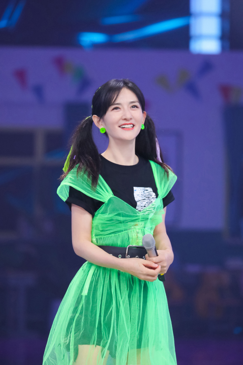 古灵精怪双马尾,可可爱爱泡纱裙@谢娜  艺能培训全方位升级今晚2 0