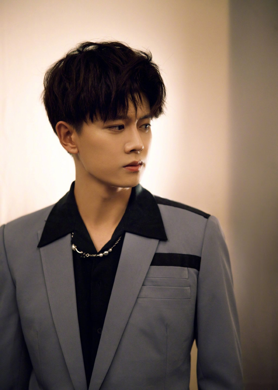 任嘉伦@任嘉伦一眼万年,只是多看你一眼,就沉沦在你的眸光中千万年