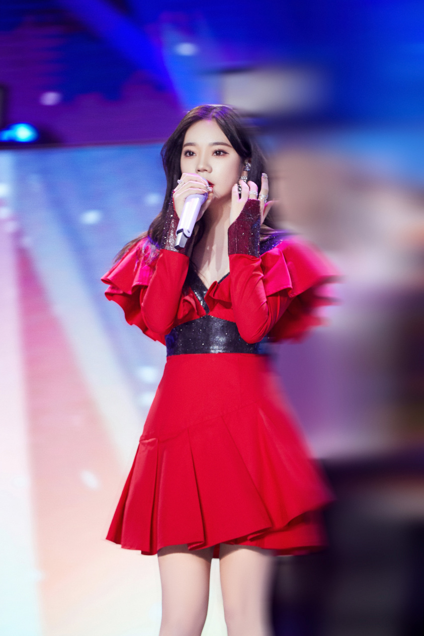 张紫宁zining 一袭红裙登场腾讯视频doki人气舞台,热情似火,点亮舞台