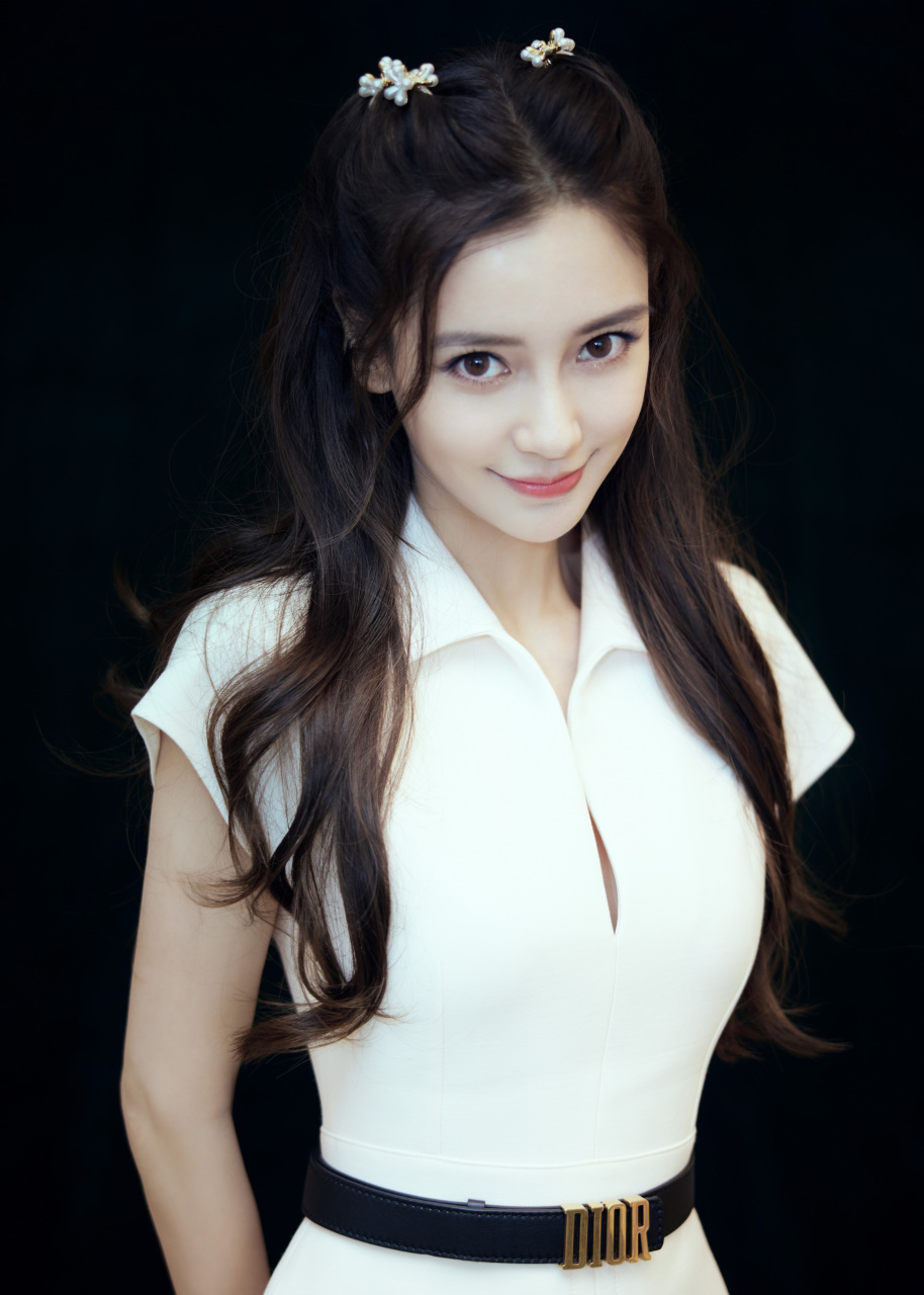 angelababy 与小石头合唱团共同献唱《微微》.