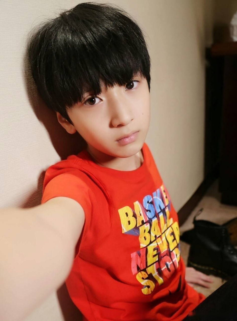 严浩翔小时候太可爱了吧,好奶啊想抱在怀里啊谁能想到小孩长大了是个