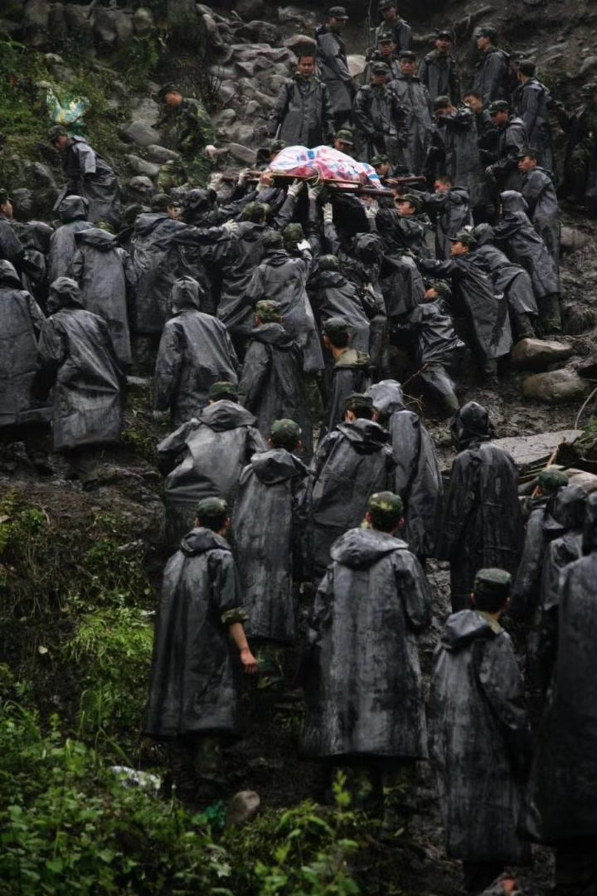 2008年,汶川大地震.  一支解放军救援队.