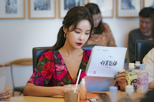 郑多恩主演jtbc新水木剧《双甲路边摊》公开剧本练习照.