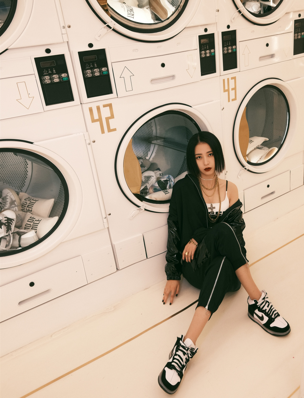 周雨彤# nike woman forum 周雨彤 今日奶奶灰挑染发色酷girl活力