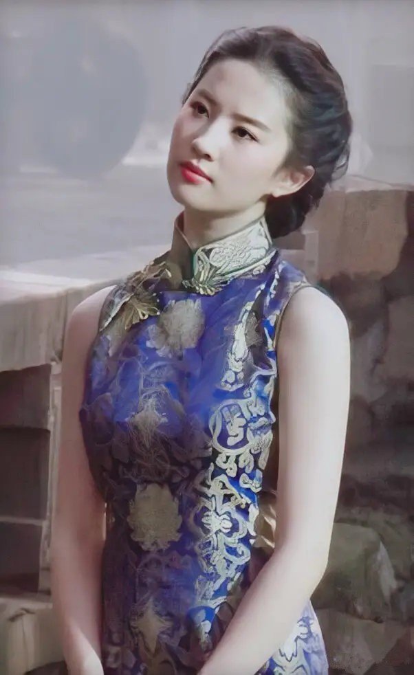 刘亦菲#身着印花旗袍漫步雨巷,画面好唯美,东方神韵,中国风美艳贾至
