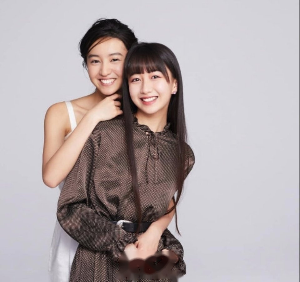 木村姐妹同框直播,感觉koki更像爸爸木村拓哉,姐姐木村心美更像妈妈