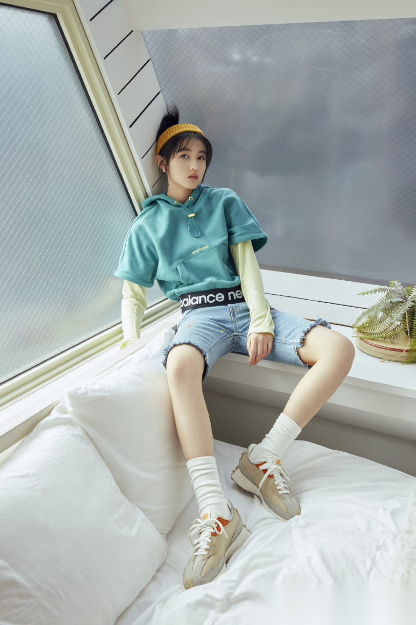 张子枫演绎#new balance 327#新造型,尽显青春活力气息,夏日动感满分.