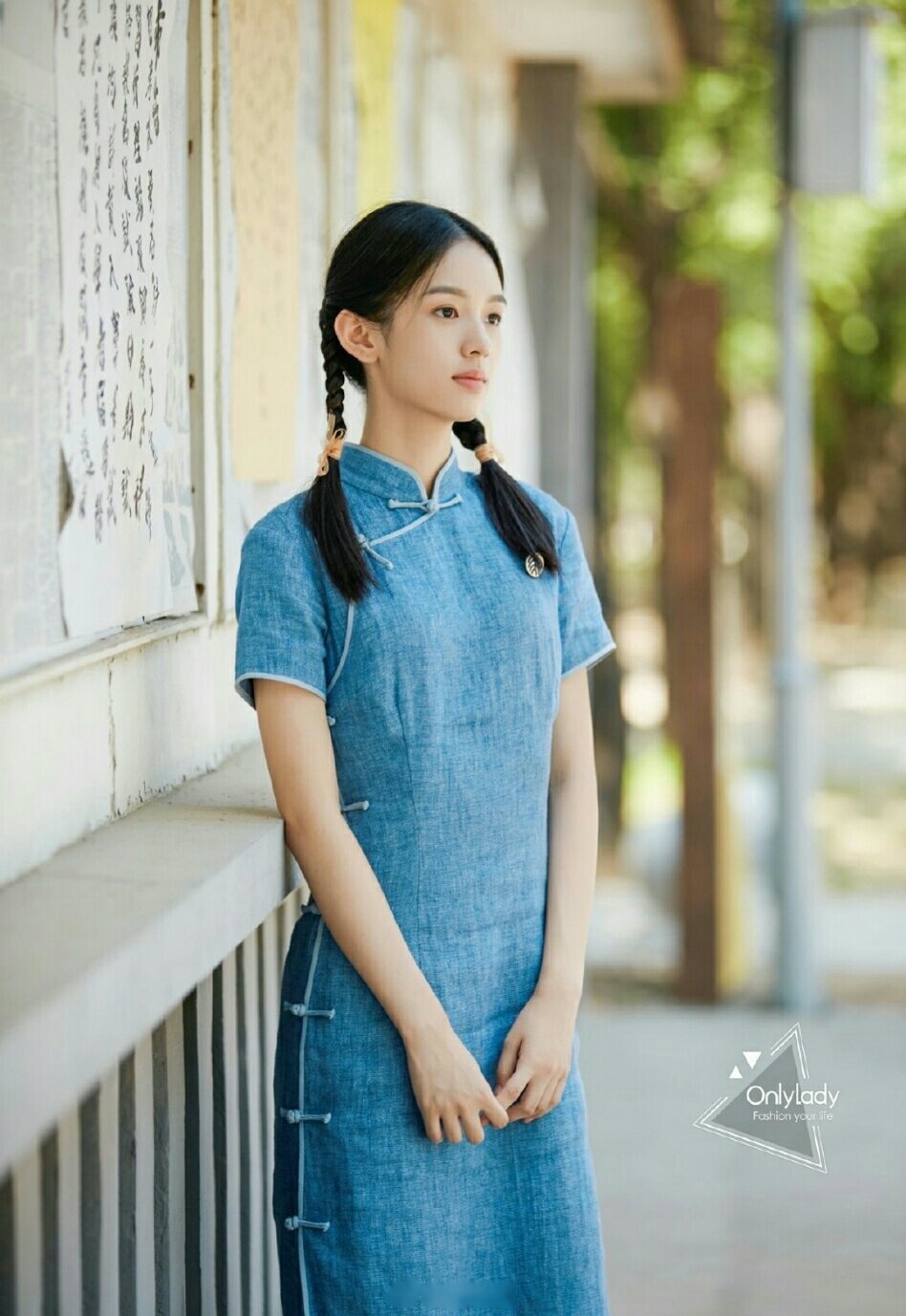 你》魏莱扮演者演员周也发布最新民国造型剧照,双麻花辫搭配蓝色旗袍