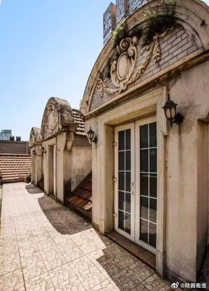 目前剧里面出现的很多房子都有原型,昨晚出现的向公馆也是有原型的!