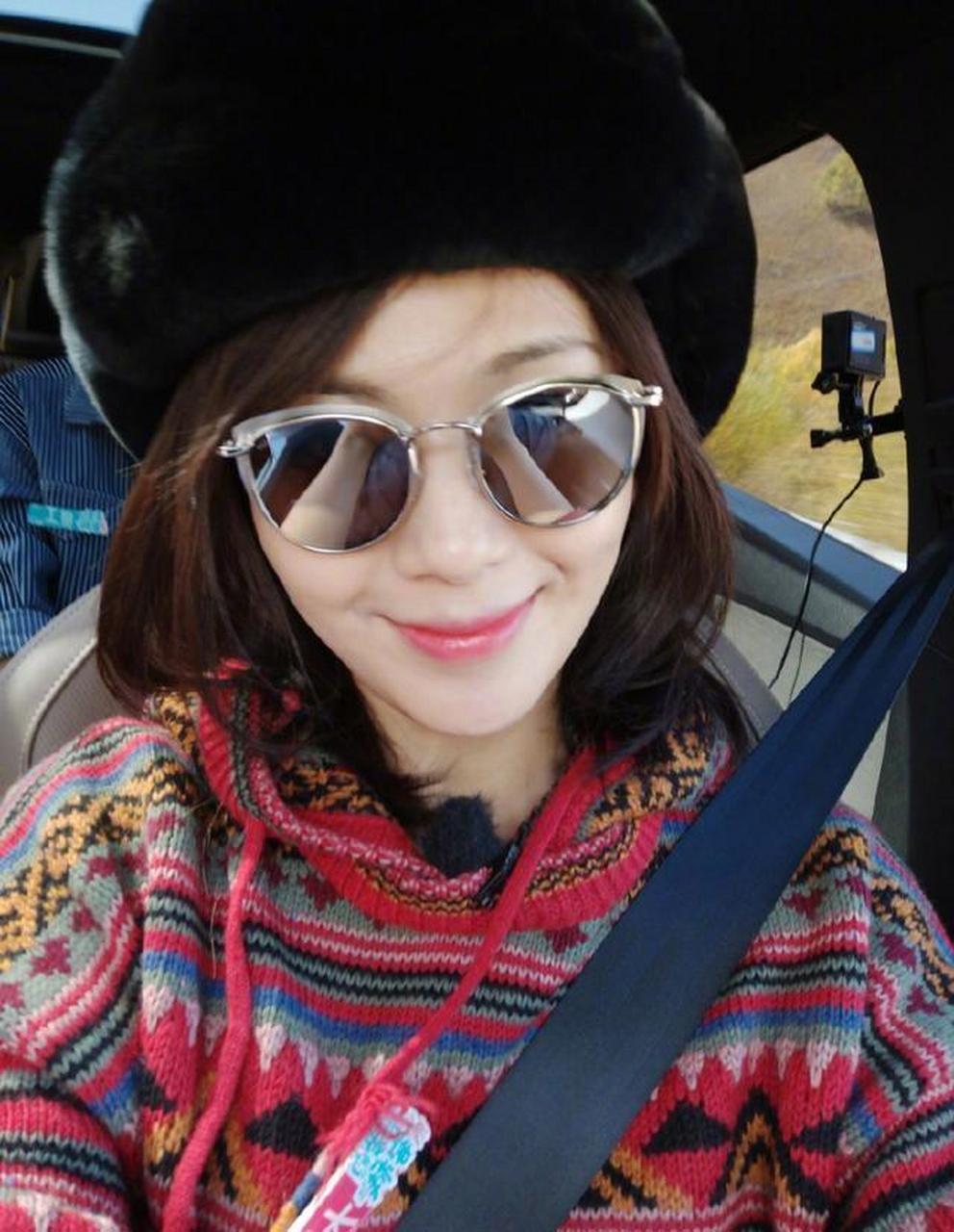 40岁刘涛重回颜值巅峰,扎丸子头嫩出新高度,帽子超时尚.