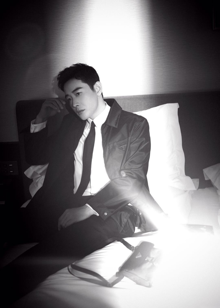 罗晋 最新黑白时尚大片释出,一身黑色休闲穿搭完美融合型男的雅致与